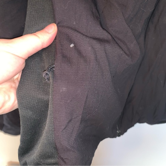 Arc'teryx Men's Atom Black Hooded Jacket - Picture 13 of 13